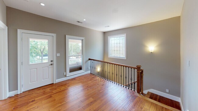 Building Photo - 7BR/5BA Victorian Near UTK | Greek Life & ...