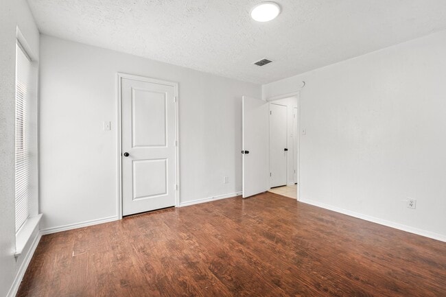 Building Photo - 7018 Stoney River Dr
