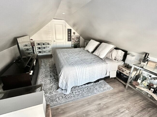 3rd bedroom/master bedroom or second living room - 135 E Wayne Ter