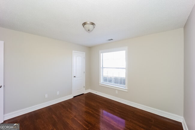 Building Photo - 125 Gleneagles Way
