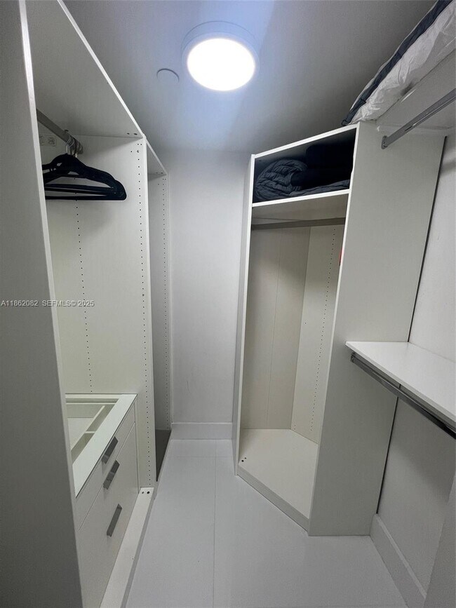 Building Photo - 100 Lincoln Rd