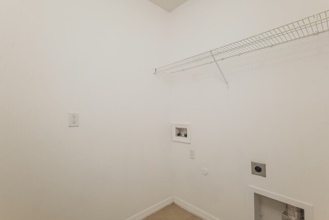 Building Photo - 4406 SW 15th Ave