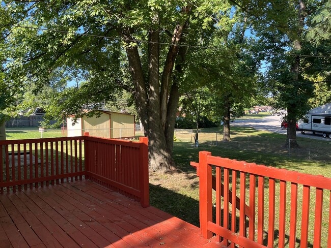 Building Photo - Three bedroom in Godfrey