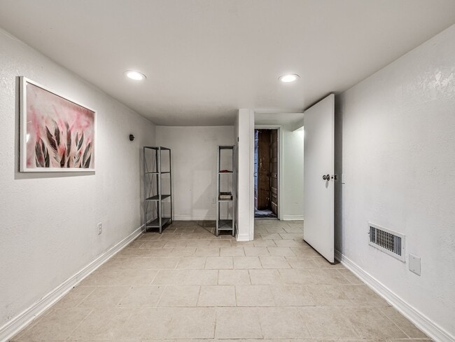 Building Photo - 458 S Indianapolis Ave