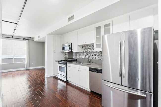 Building Photo - 911 E Santa Ana Blvd