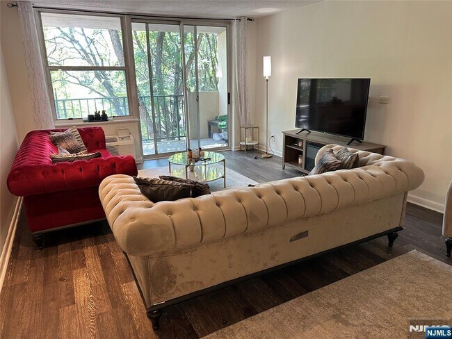 Building Photo - 200 Grand Cove Way