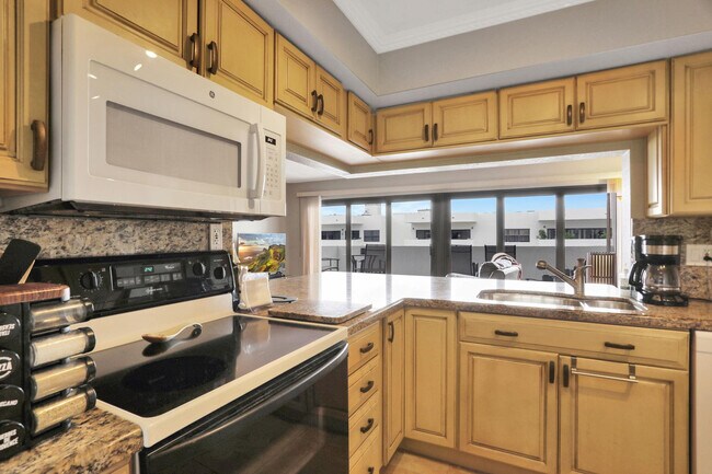 Building Photo - 330 SE 20th Ave