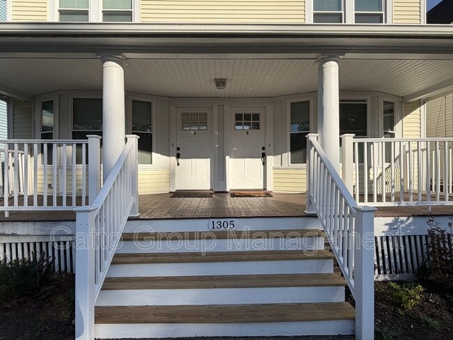 Building Photo - 1305 W 106th St