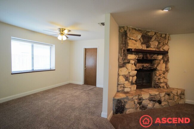 Building Photo - Gorgeous Northwest Bakersfield Home with H...