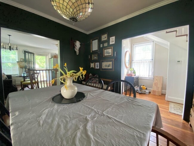 Building Photo - Beautiful historic 3BR/1.5BA Home in Downt...