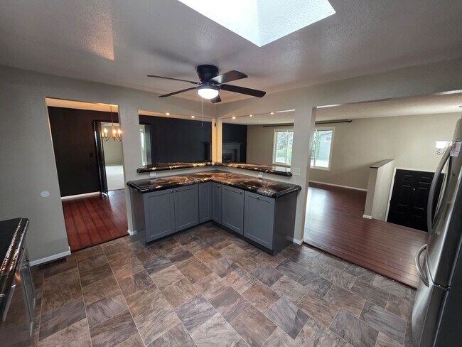 Building Photo - Beautiful Home in 5 Mile