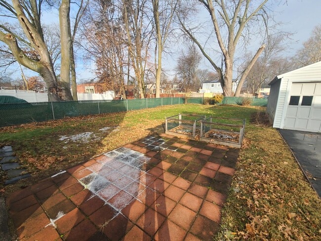 Building Photo - 2 Bedroom Single-Family Home