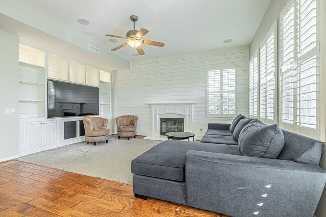 Building Photo - Refined Living in the Heart of Valencia