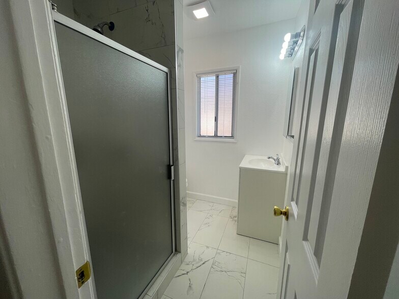 Master bathroom - 12212 Everest St