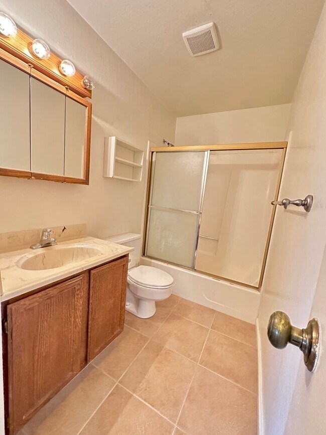 Building Photo - $2,290 / 2 BR - CONVENIENT CASTRO VALLEY LIVING: CONDO WITH LARGE STORAGE