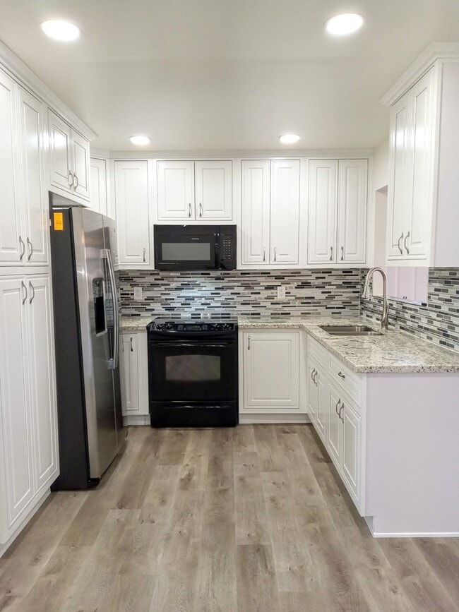 Building Photo - Recently Remodeled 3bd Single Story House Accepting Pets!