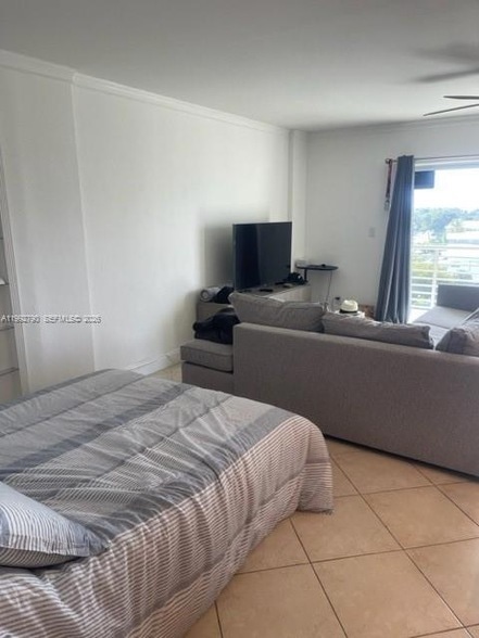 Building Photo - 2900 NE 30th St