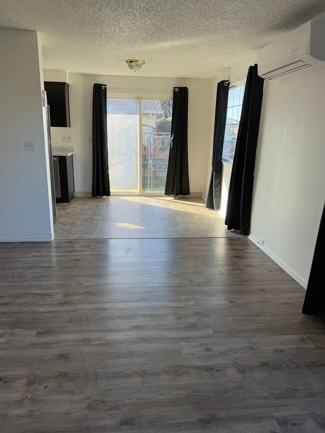 Building Photo - 1011 SE Locust St