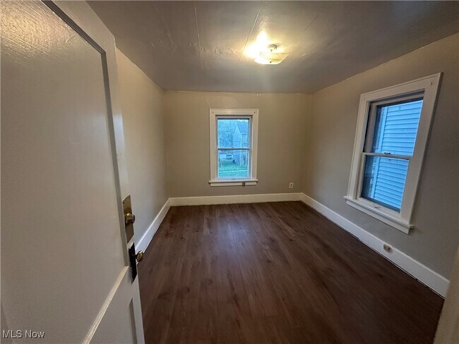 Building Photo - 523 Gage St