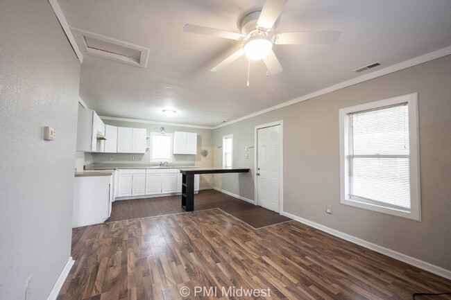 Building Photo - "Cozy 1-Bedroom Haven in Greenfield with E...