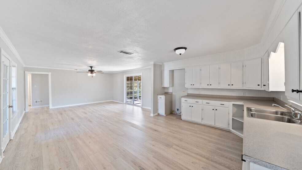 Building Photo - 403 Prairieville St