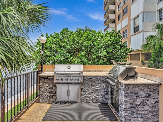 Building Photo - 1150 Hillsboro Mile