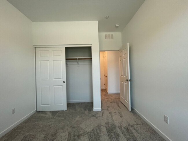 Building Photo - GATED 3 BED 3 BATH 2 CAR GARAGE TOWNHOUSE w/ LOFT + ROOM DOWNSTAIRS & COMMUNITY POOL IN HENDERSON