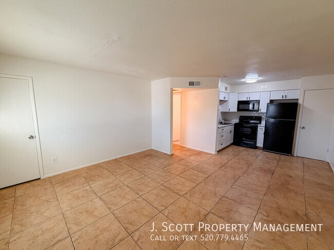 Building Photo - 525 E Peppertree Ave