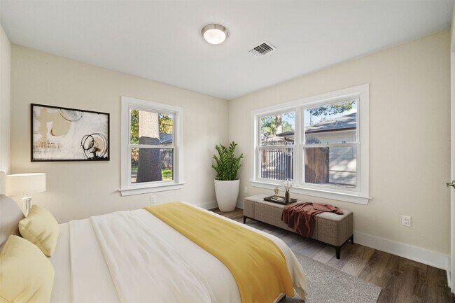 Building Photo - 1034 W 43rd St