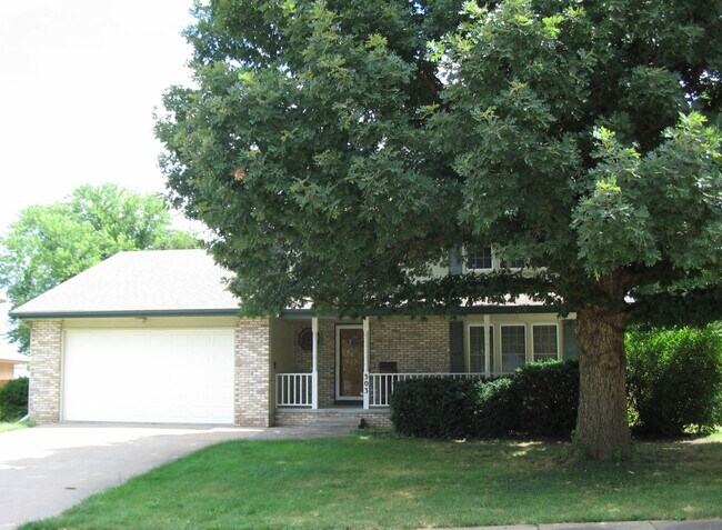 Building Photo - 303 Pierce St