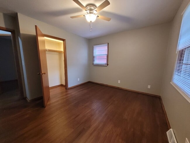 Building Photo - 3 Bedroom, 1.5 Bathroom home with detached garage