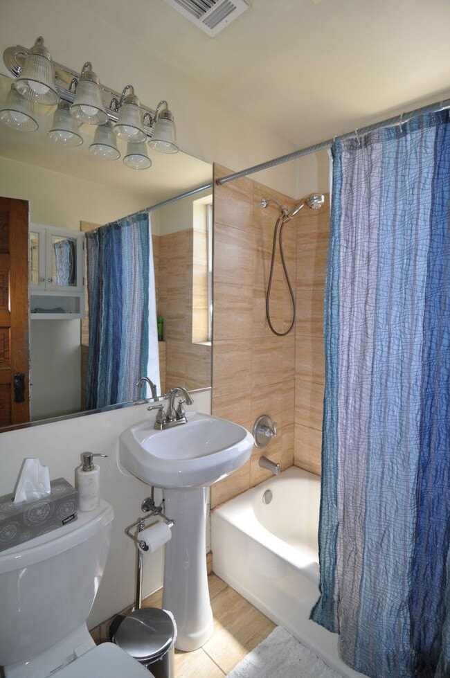 Building Photo - UK Village Updated 1 BED. Separate Living/Dining Rooms. Free Internet/DirecTV. Laundry. DECK. Yard.