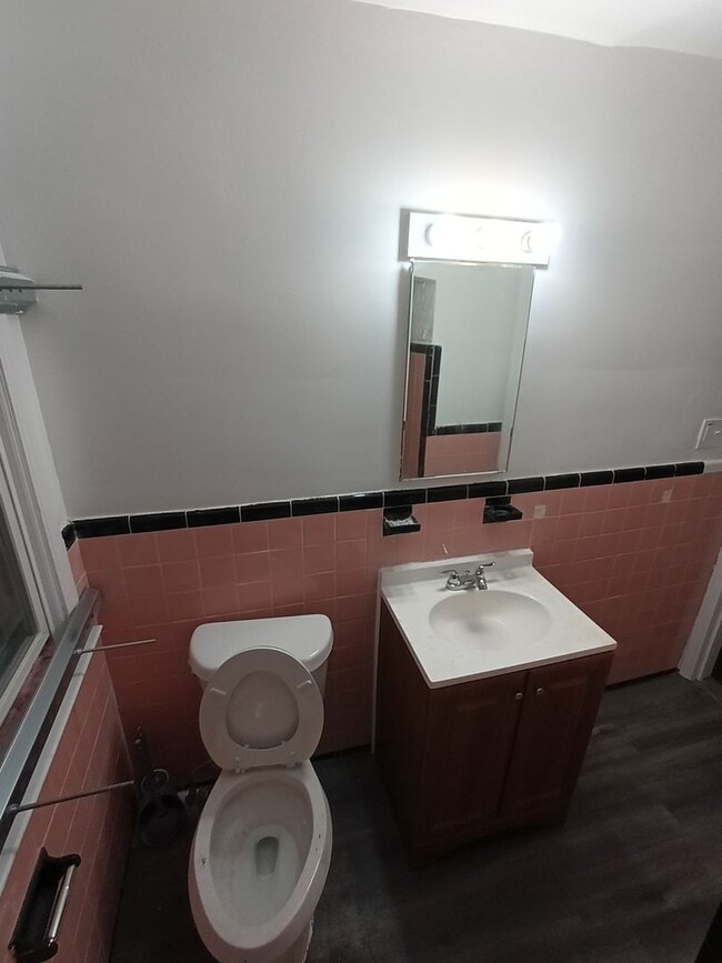 Building Photo - 3 bedroom 1 bath bungalow now available! - $1100/mo