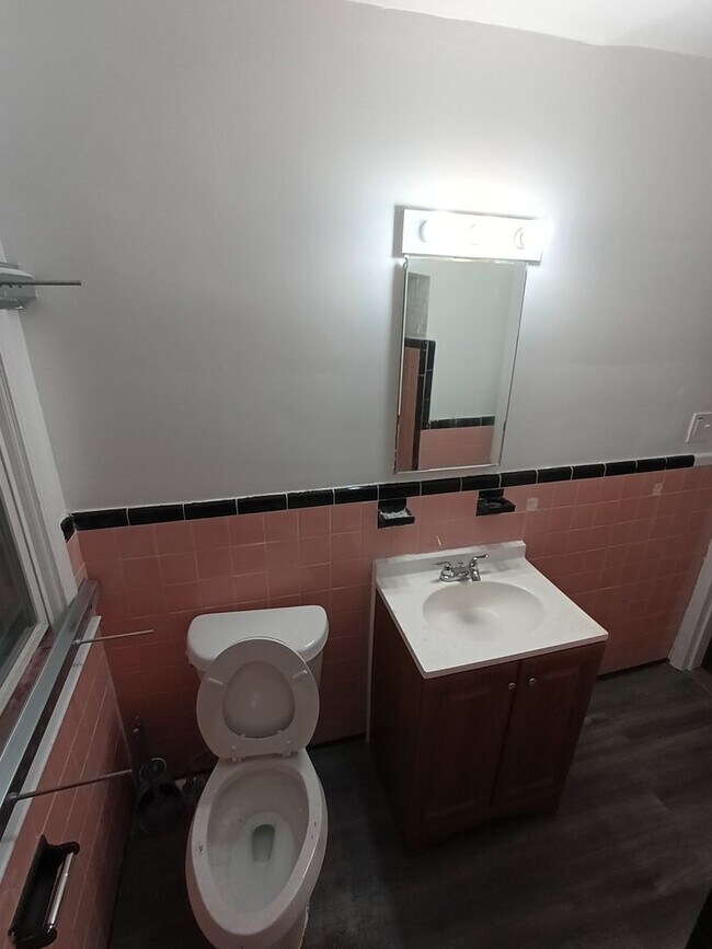 Building Photo - 3 bedroom 1 bath bungalow now available! - $1200/mo