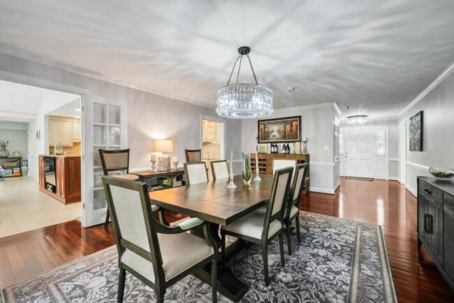 Building Photo - A rare estate-style rental in Thoroughgood