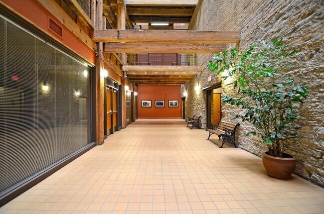 Building Photo - 400 N 1st St