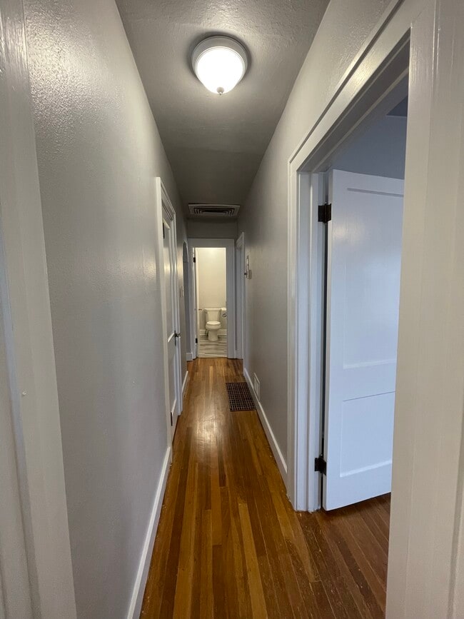 Building Photo - 405 Vassar Dr SE