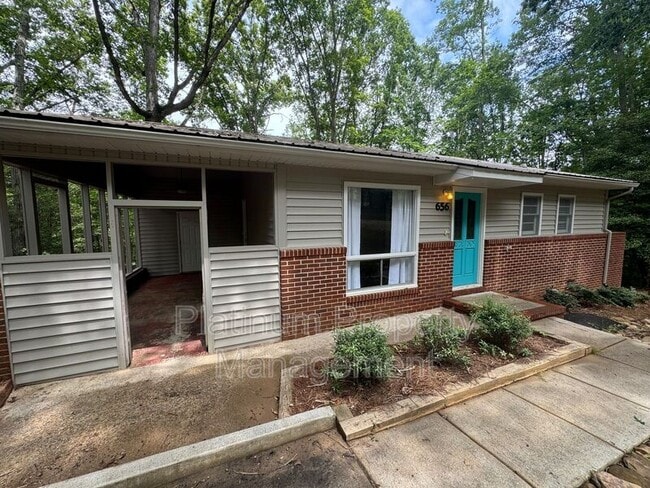 Building Photo - 656 N Chestatee St