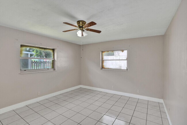 Building Photo - 7010-7012 NW 78th Ave