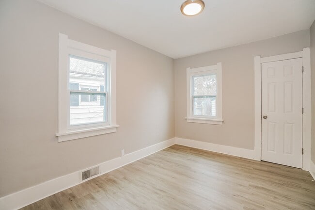 Building Photo - 1736 Mansfield Rd