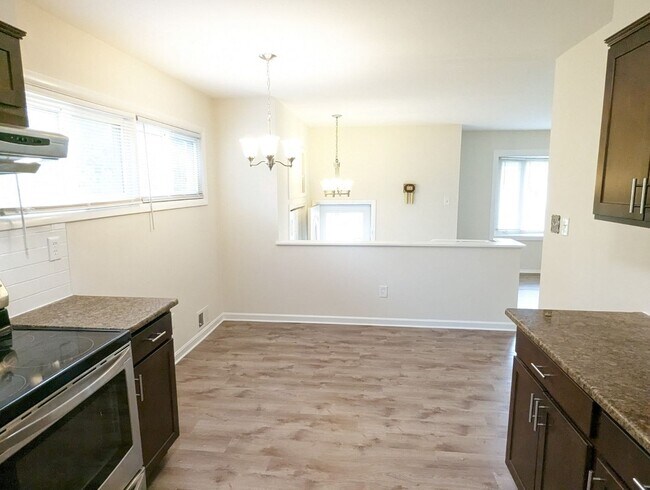 Building Photo - Split foyer SFH in established neighborhoo...