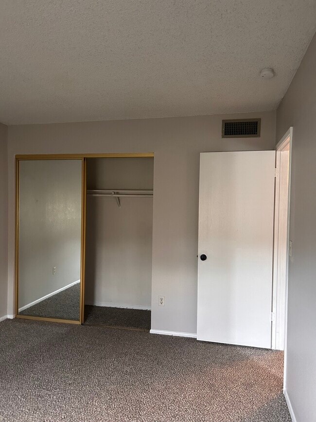 Building Photo - 729 E Cochise Dr