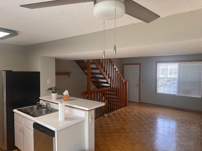 Building Photo - 5125 Singleton Dr