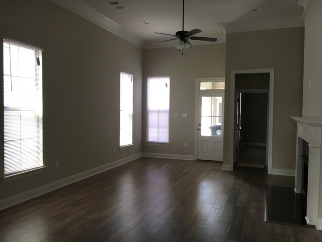 Building Photo - 3 br in Lexington! Lots of upgrades!