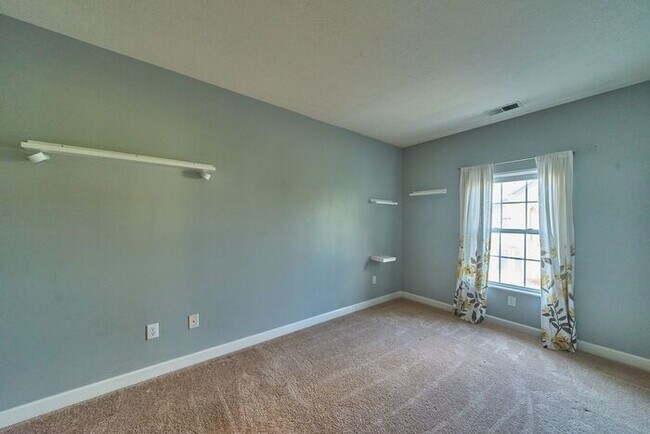 Building Photo - Wonderful 2 bedroom 2 bath Condo End Unit ...