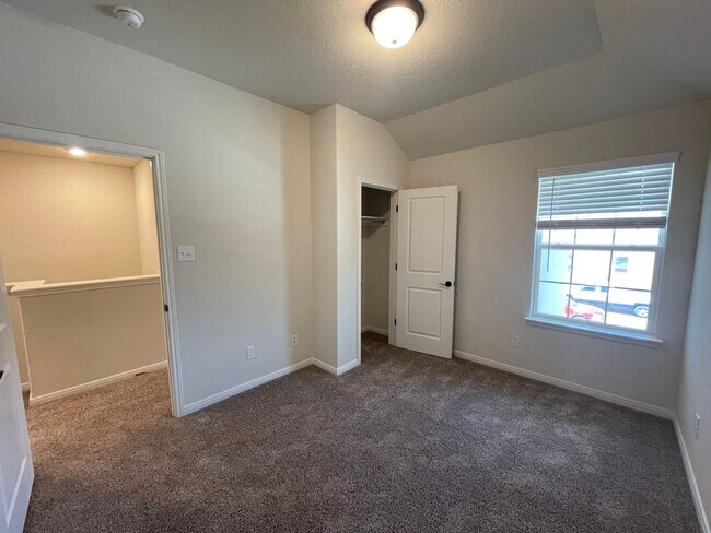 Building Photo - MOVE FAST—GATED TOWNHOME NEAR LACKLAND AFB WITH A PRIVATE YARD!