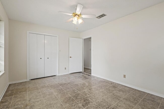 Building Photo - 216 Red River Dr