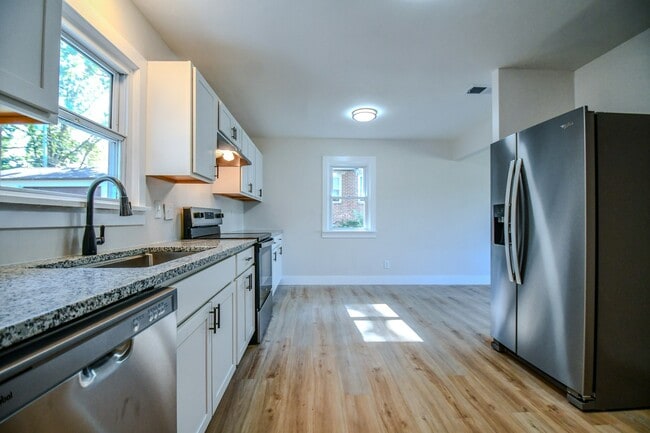 Building Photo - 4126 Sylvan Dr