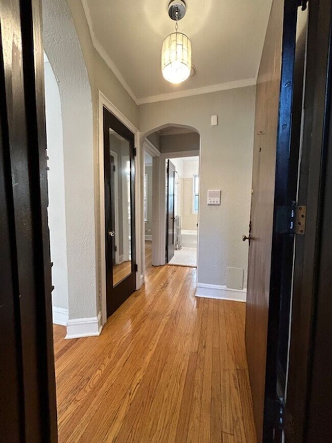 Building Photo - Bright and Sunny Unit ~ One Bed/One bath ~ Heat Included ~ Pets Welcome