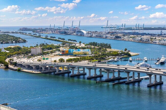Building Photo - 1717 N Bayshore Dr